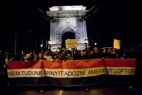 korrupcio-ellenes-tuntetes(960x640).jpg (Array)