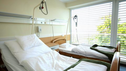 magánkórház (Array)