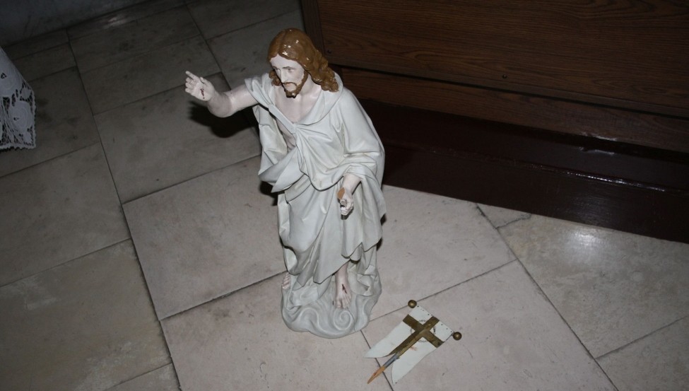 megrongált jézus szobor (Array)