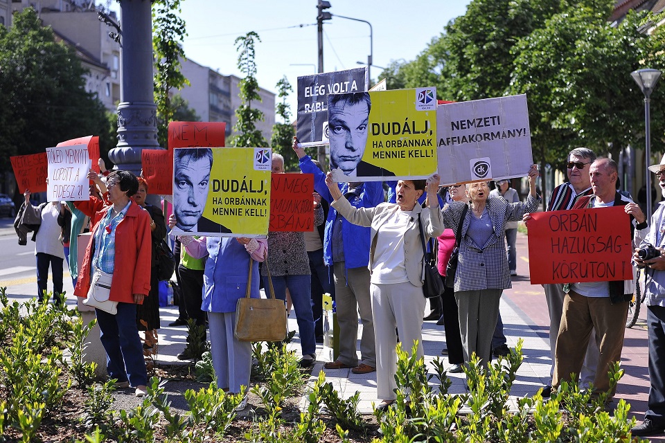orbán debrecen tüntet (Array)