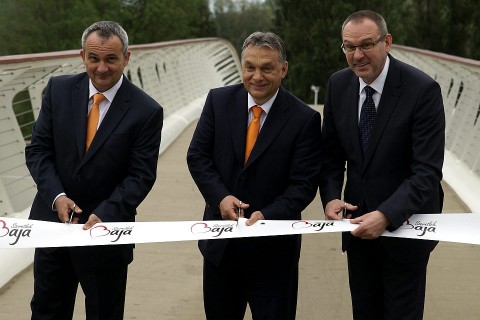 orbán feat bajai híd (Array)