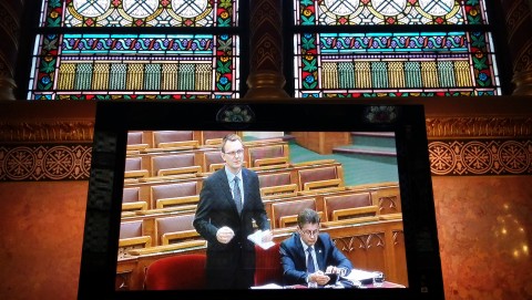 rétvári, parlament (Array)