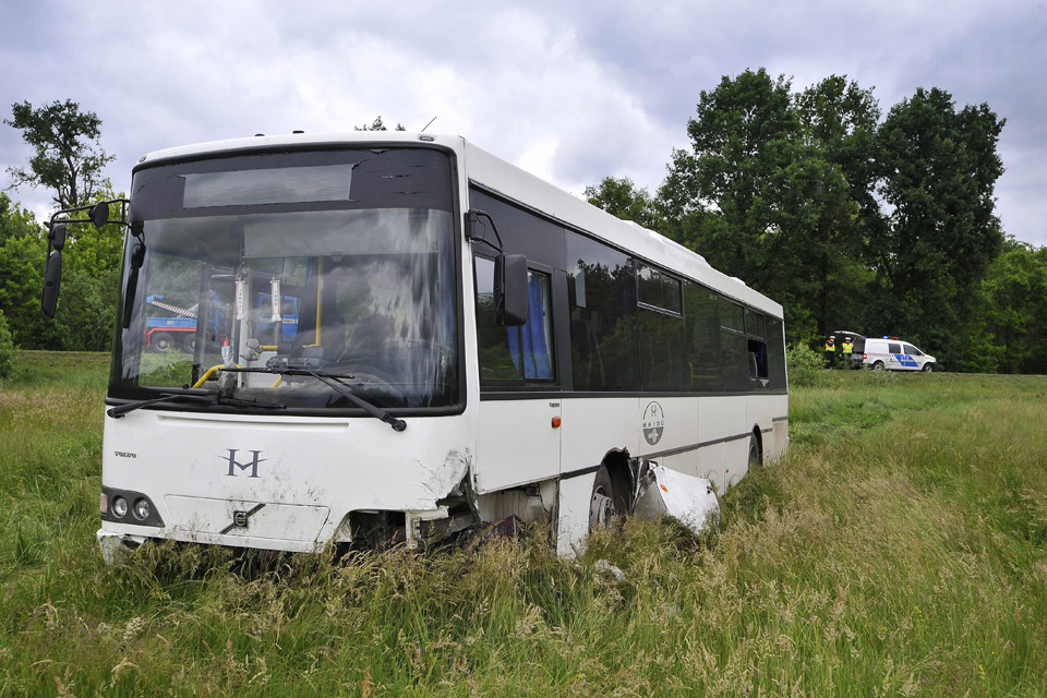 szántóföldre sodródott busz (Array)