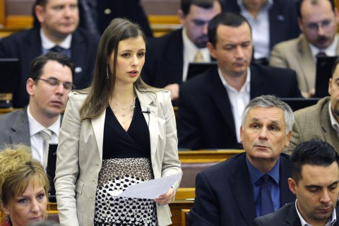 Dúró Dóra (Array)