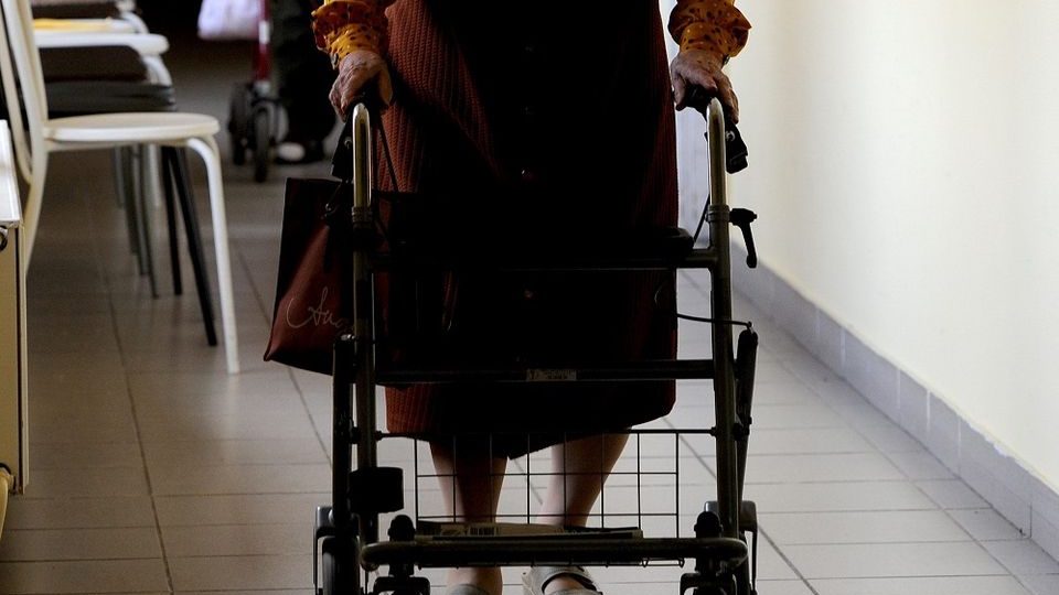 Idős nő járókerettel (Array)