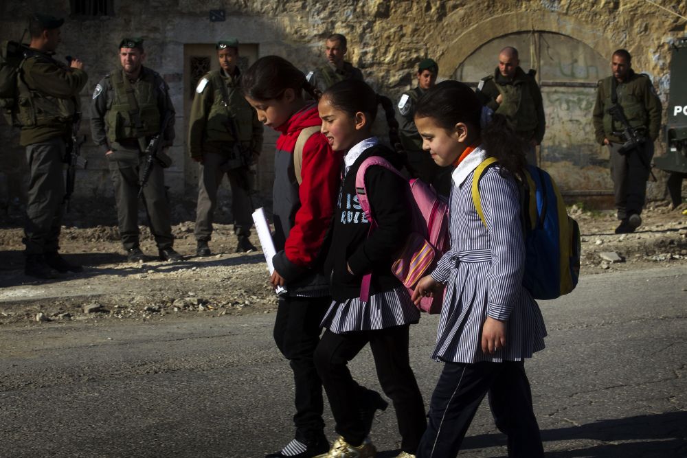 Izraeli iskoláslányok (Array)