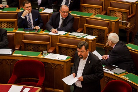 L Simon László (Array)