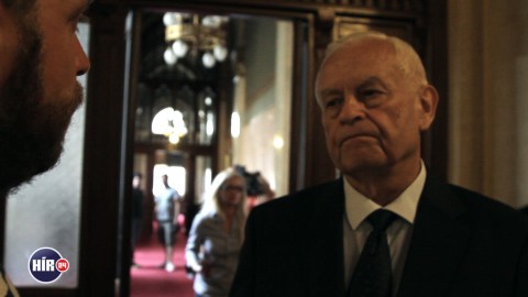 Parlament, pornó (Array)