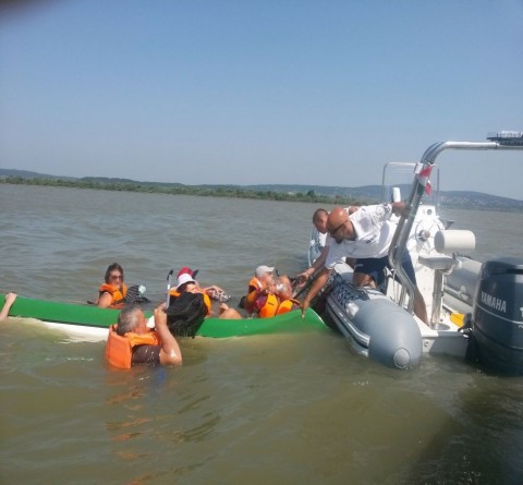 Vízirendőrök mentenek (Array)