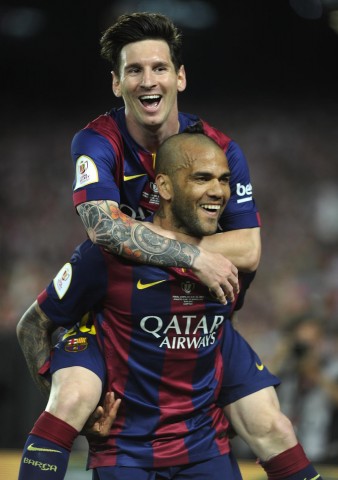 dani alves, lionel messi (Array)