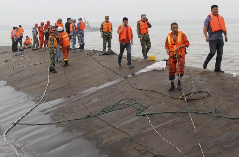 felborult kínai hajó (Array)