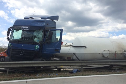 kamion, M0, baleset (Array)