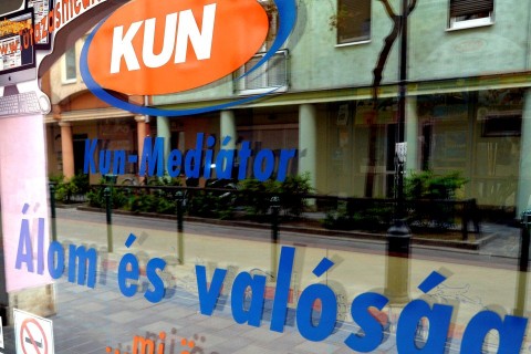 kun-mediátor (Array)