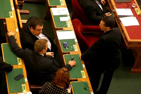 parlament Június 15 (Array)