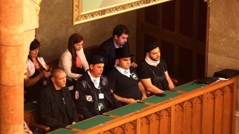 parlament kéményseprők bent (Array)