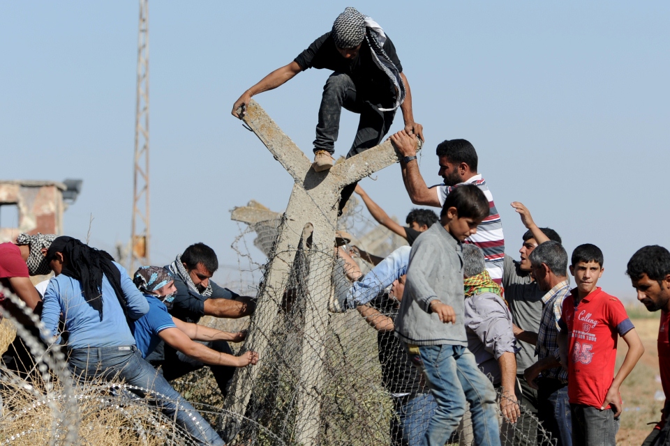 szögesdrót kerítés menekültek (Array)