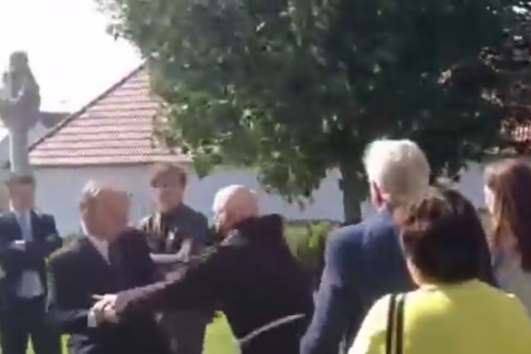 verekedő pap (Array)