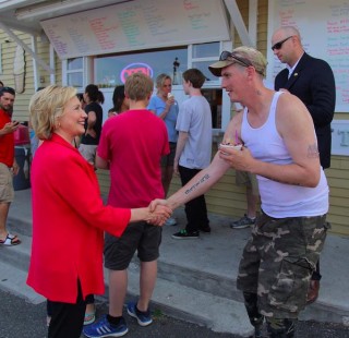 Hillary Clinton kezet fog (Array)