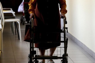 Idős nő járókerettel (Array)
