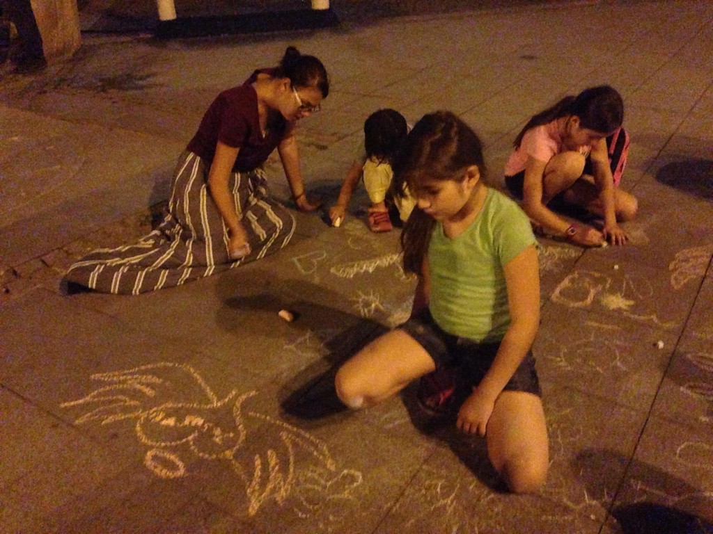 Menekült gyerekek rajzolnak (Array)