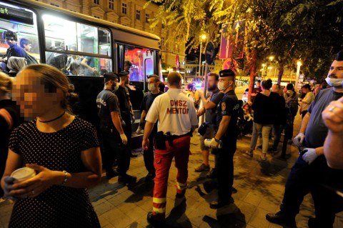 Menekültek a Nyugatinál (Array)