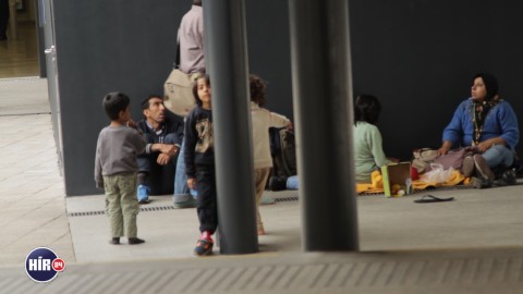 Menekültek a pályaudvaron (Array)