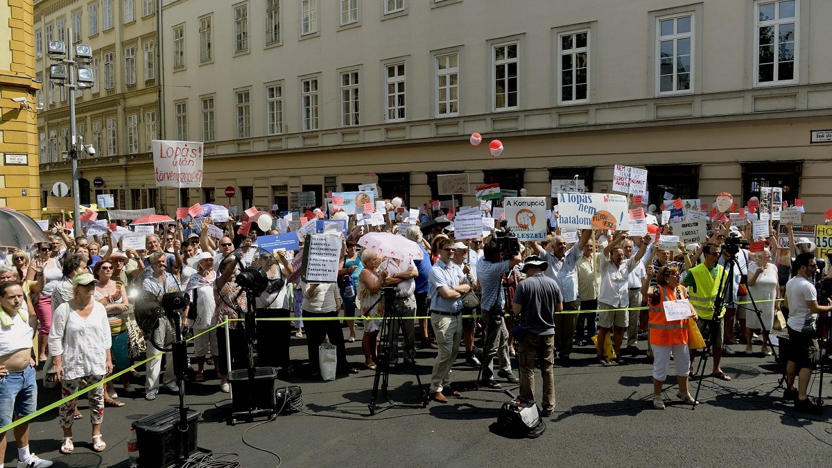 Quaestor-károsultak tüntetése (Array)