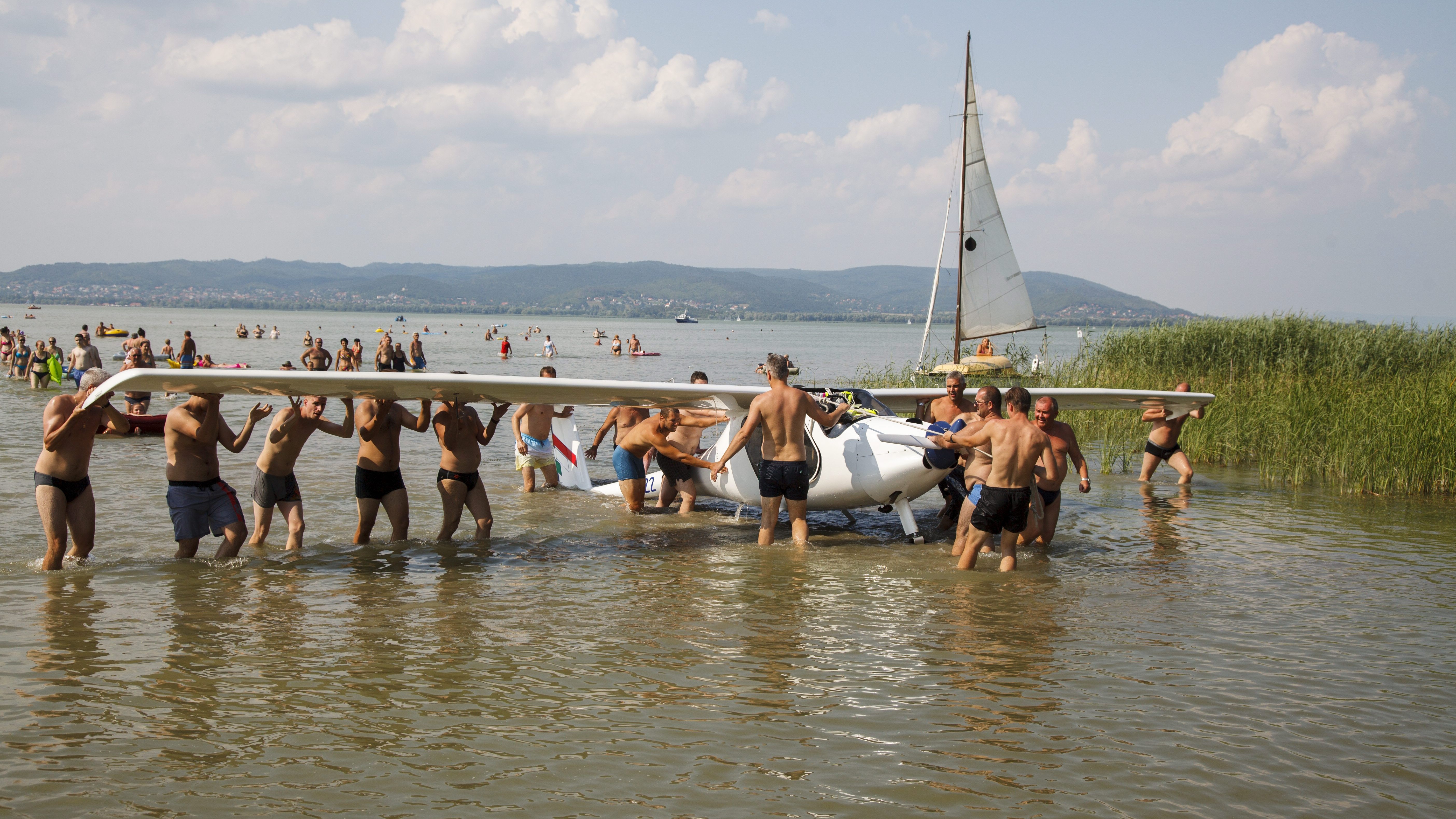 Repülő a Balatonban (Array)
