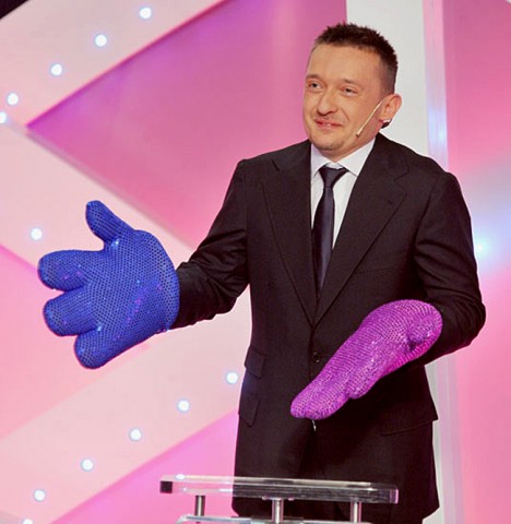 Rogán Antal lila kesztyű (Array)