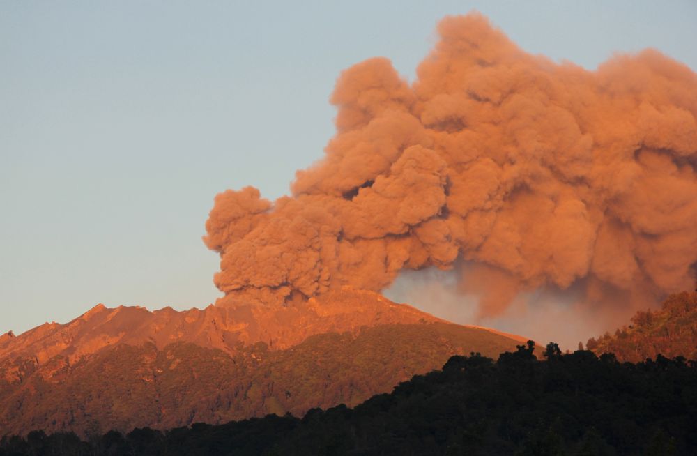 Vulkánkitörés Indonéziában (Array)