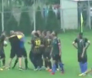 behúzott egyet az edző a sporinak (Array)