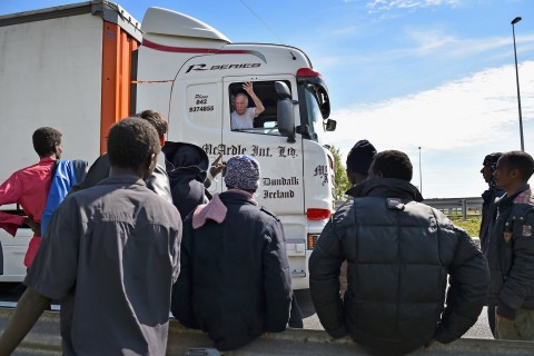 calais menekültek (Array)