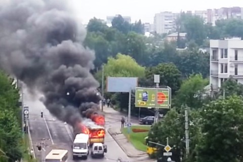 égő trolibusz (Array)