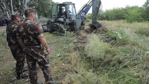 épül a kerítés Mórahalomnál (Array)