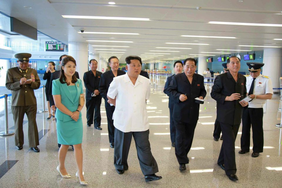 kim dzsong un repülőteret ad át (Array)
