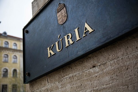 kúria (Array)