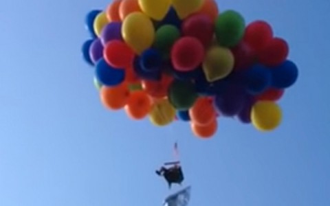 lufikkal repülő férfi (Array)