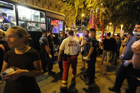 menekültek kórházba szállítása (Array)