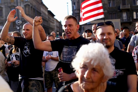 menekültellenes tüntetés (Array)