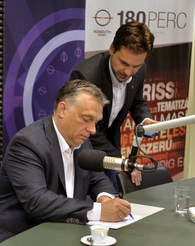 orbán a rádióban (Array)