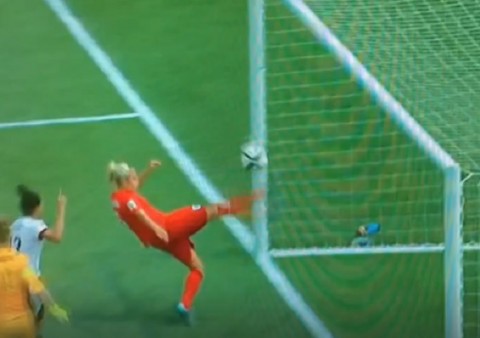 óriási mentés a női focistától (Array)