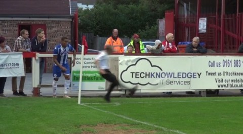 szögletet rúg a kisfiú (Array)