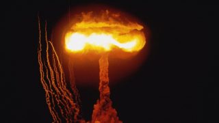 Atomrobbanás (Array)