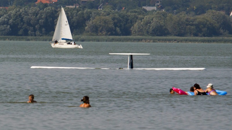 Repülő a Balatonban (Array)