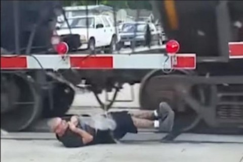 Tehervonat ál guruló férfi (Array)