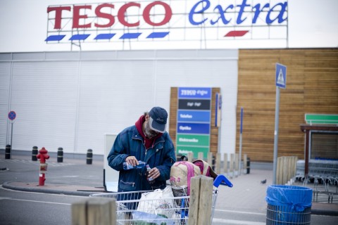 Vasárnapi zárva tartás (Array)