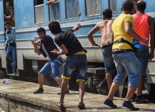 Verekedő bevándorlók Macedóniában (Array)