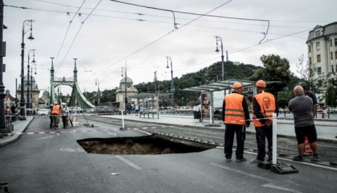 fővám tér lyuk (Array)