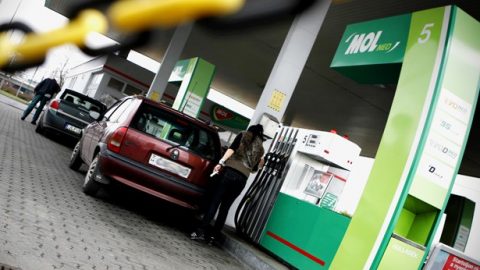 mol benzinkút (Array)