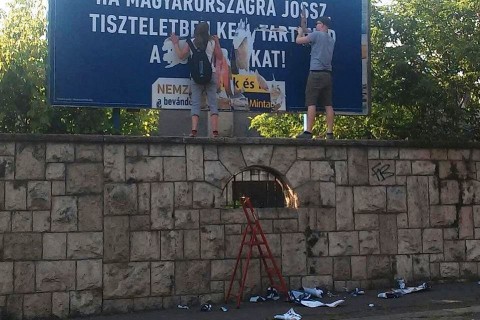 plakátrongálás (Array)